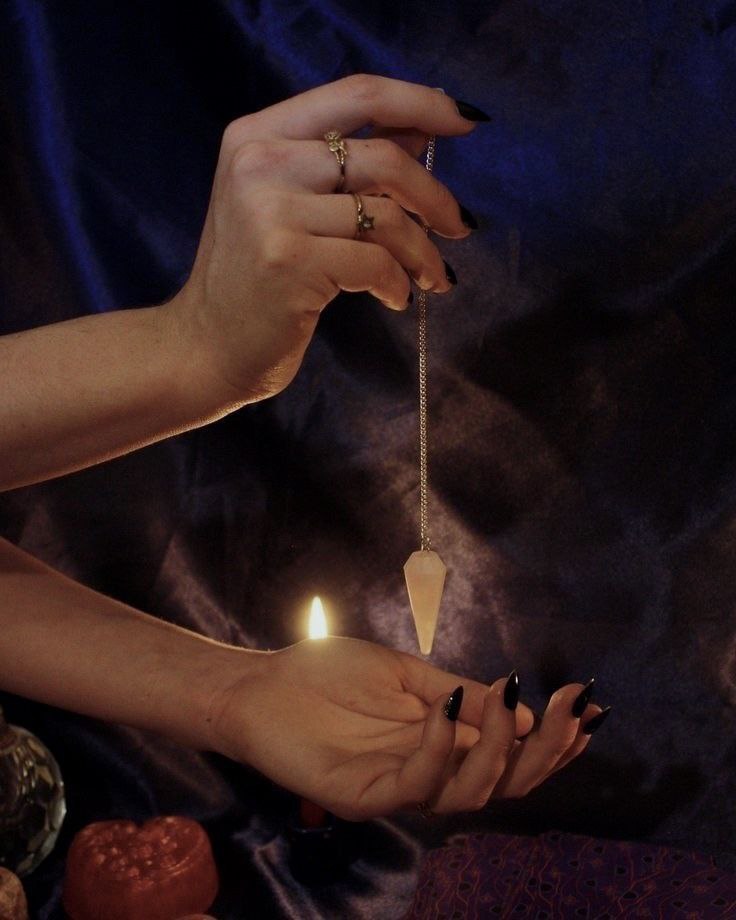 К записи «Прорицание (divination) – ключевой элемент магических практик и ритуалов в ведьмовстве. Чтобы преуспеть на Извилистой Тропе, необходимо заложить прочный фундамент, освоив многочисл», снимок 1 из 1